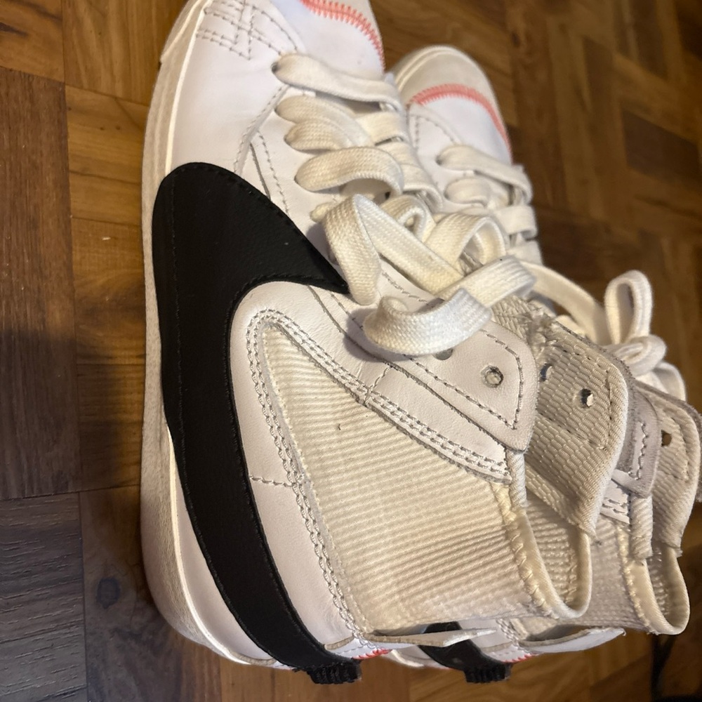 Nike MENS Sneakers in Black and White